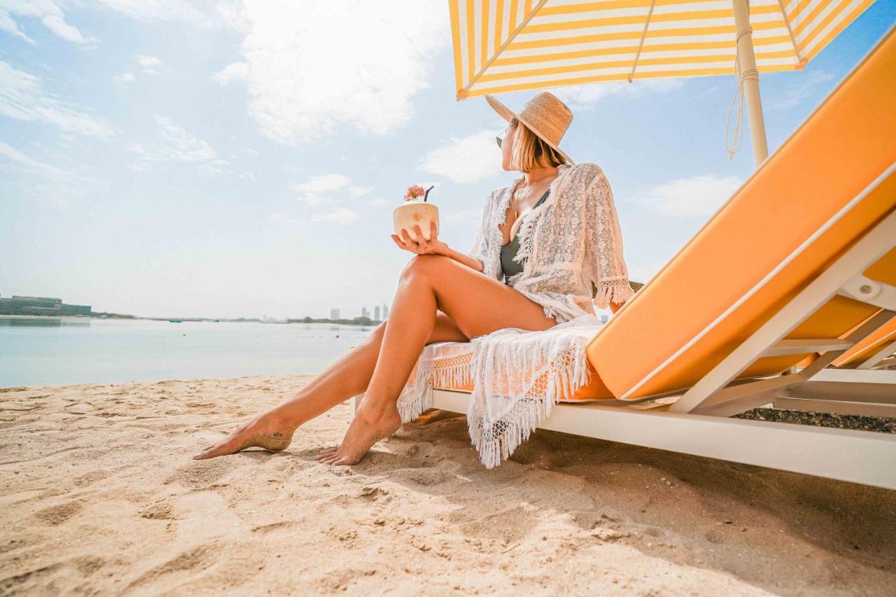 ホテル Andaz Dubai The Palm, By Hyatt エクステリア 写真 A woman sunbathing